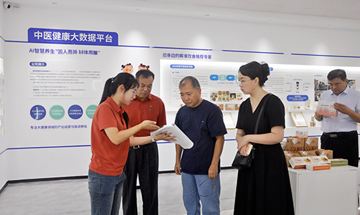 中国林科院经济林钻研所赴新葡的京集团350vip8888集团调研，共启杜仲产业细胞繁育新篇章